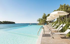 Crvena Luka Resort  4*